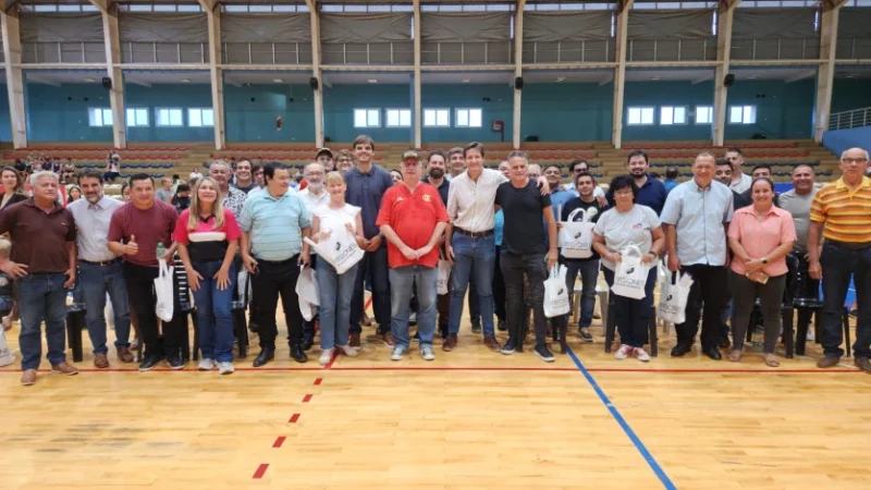 Autoridades y referentes de entidades deportivas en el lanzamiento del Deporbono 7.