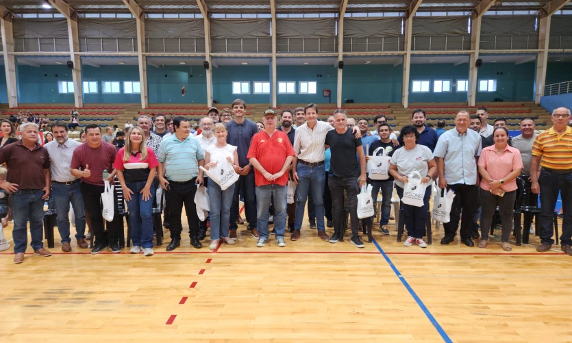 Autoridades y referentes de entidades deportivas en el lanzamiento del Deporbono 7.