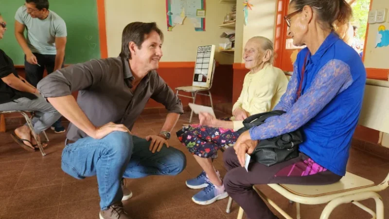 Héctor Decut charla con dos vecinas en el operativo estamos con vos.