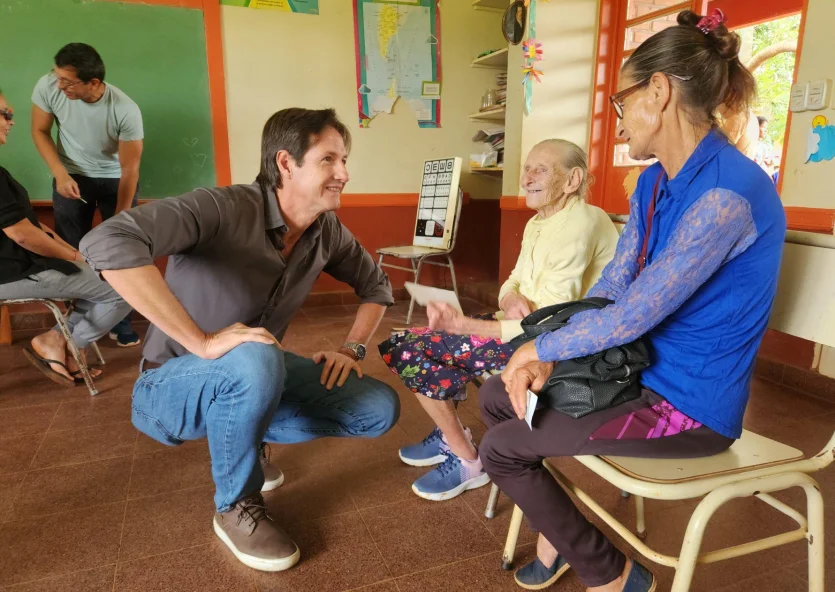 Héctor Decut charla con dos vecinas en el operativo estamos con vos.