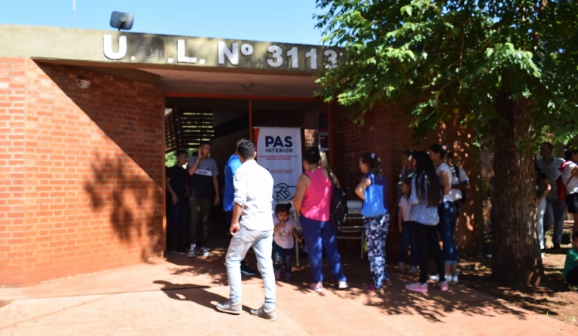 Vecinos se acercan al operativo. IPLyC Social entregó mobiliario escolar.