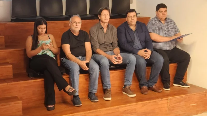 Héctor Decut y autoridades del IPRODHA presencian el sorteo.
