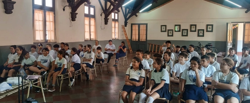 Alumnos durante la charla de prevención en Escuela 4 Fraternidad.