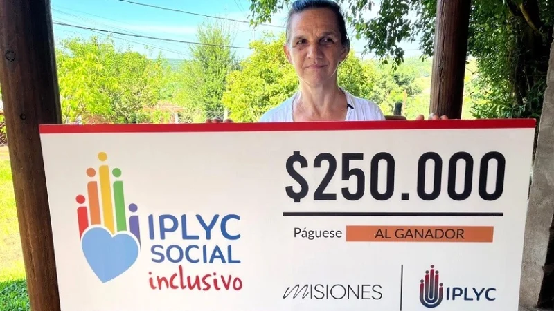 Eloisa muestra su cheque sonriente, lo recibió el día de su cumpleaños.