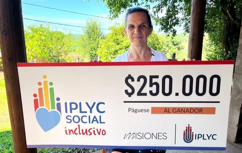 Eloisa muestra su cheque sonriente, lo recibió el día de su cumpleaños.