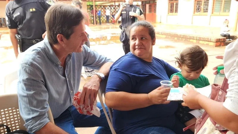 Héctor Decut charla con una vecina durante el operativo que brinda servicios integrales.