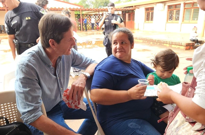 Héctor Decut charla con una vecina durante el operativo que brinda servicios integrales.