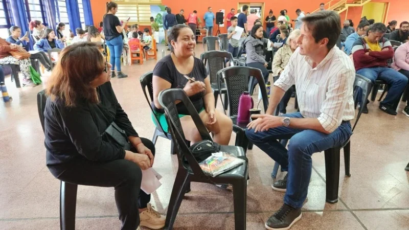 Héctor Decut charla con vecinas durante operativo Estamos con Vos en Garupá.