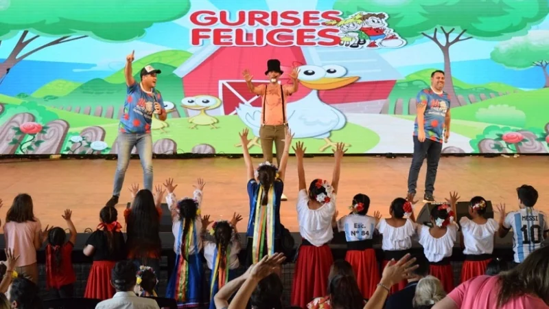 Niños se divierten durante show de Gurises Felices, declarado de interés municipal.