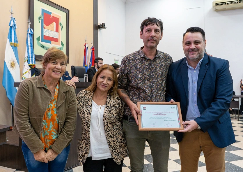 Integrantes de Gurises Felices, reconocido de interés municipal, muestran la distinción.