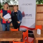 Docente del NENI 94 y María Boutron junto a los kits de muebles entregados por IPLyC Social.