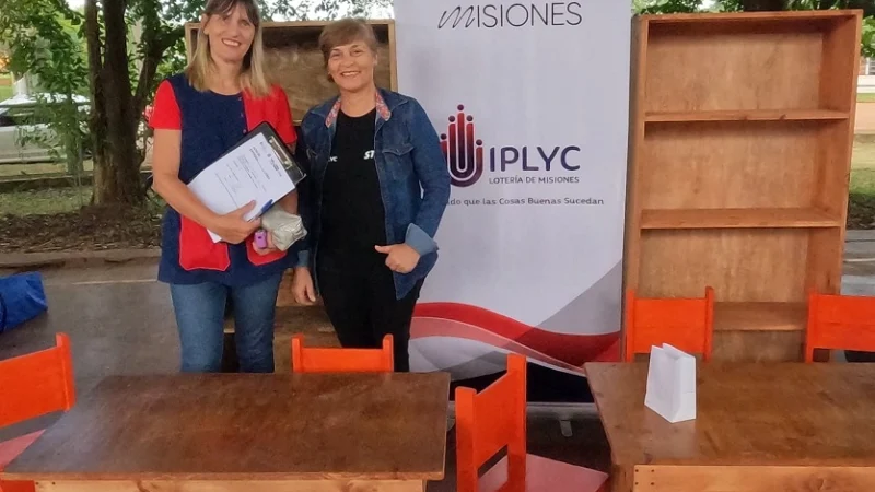 Docente del NENI 94 y María Boutron junto a los kits de muebles entregados por IPLyC Social.