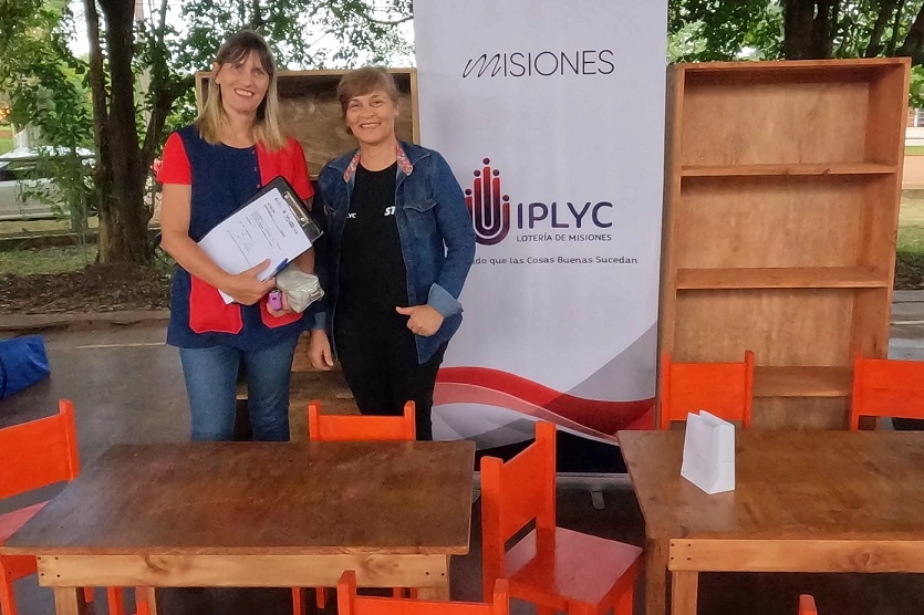 Docente del NENI 94 y María Boutron junto a los kits de muebles entregados por IPLyC Social.