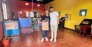 Natalia Kriskovich en su agencia 355 distinguida como la Agencia Destacada de abril.
