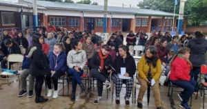Vecinos esperan ser atendidos en el patio de la escuela durante el operativo Estamos con Vos.
