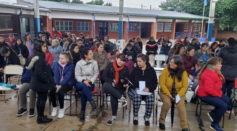Vecinos esperan ser atendidos en el patio de la escuela durante el operativo Estamos con Vos.