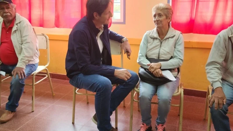 Héctor Decut charla con vecina durante el operativo Estamos con Vos en Almafuerte.