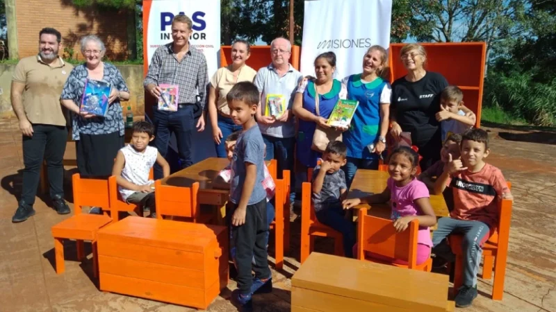 IPLyC Social entregó mobiliario, niños y docentes del NENI los muestran felices.