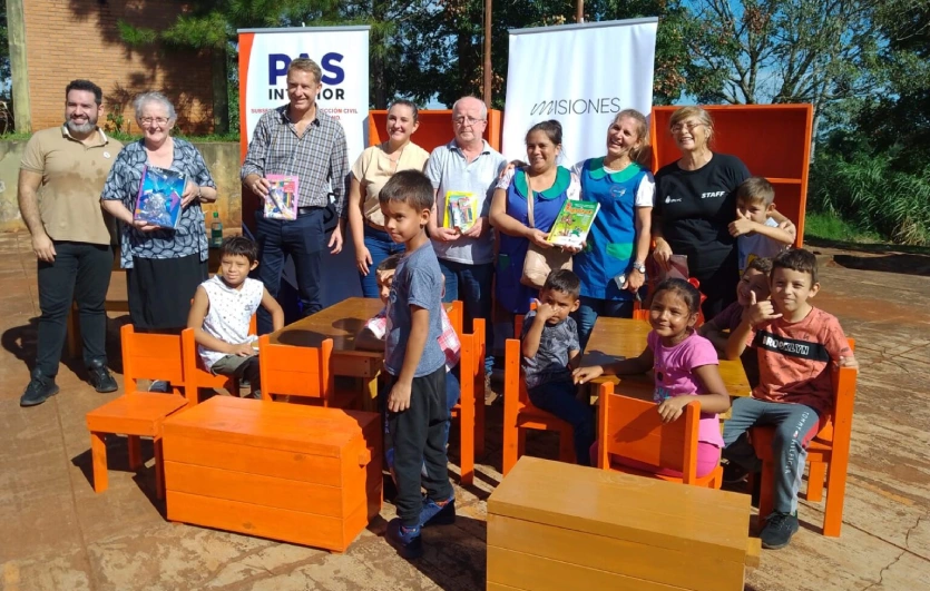 IPLyC Social entregó mobiliario, niños y docentes del NENI los muestran felices.