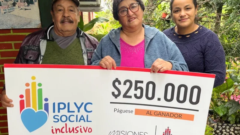 Romilda muestra su cheque junto a su esposo e hija: "el dinero servirá para la compra de medicamentos".