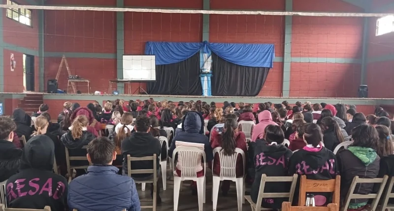 Alumnos durante la charla de prevención de adicciones.