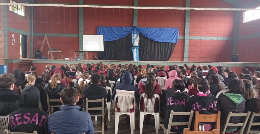 Alumnos durante la charla de prevención de adicciones.