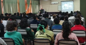 Alumnos en charla sobre los riesgos de apuestas en menores de 18 años.