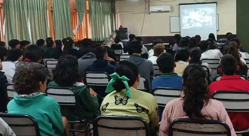 Alumnos en charla sobre los riesgos de apuestas en menores de 18 años.