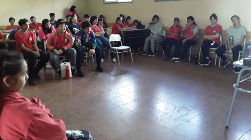 Alumnos de la Escuela Reino De España durante las charlas de prevención.