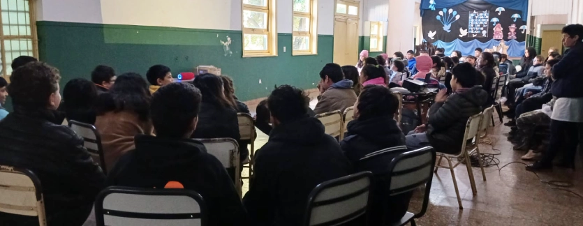 Alumnos de Oberá durante la charla para prevenir adicciones.