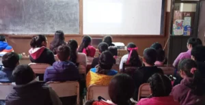 Alumnos de Oberá durante la charla para prevenir adicciones.