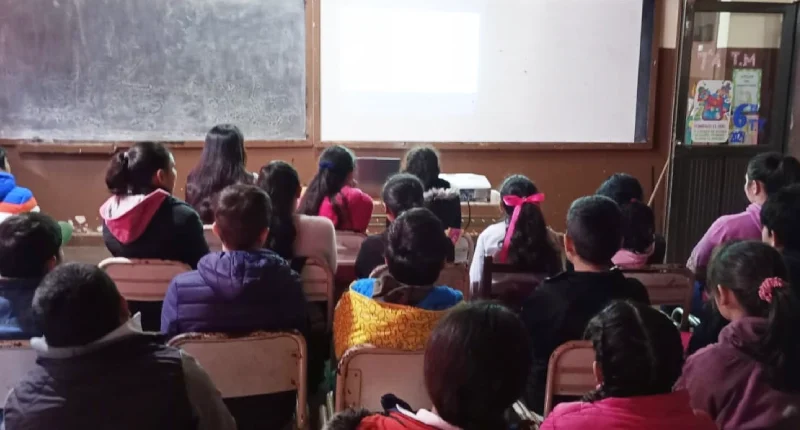 Alumnos de Oberá durante la charla para prevenir adicciones.