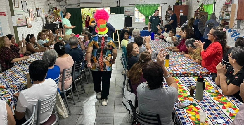 Abuelos del club San Gerardo durante el primer Bingo del Mateando.
