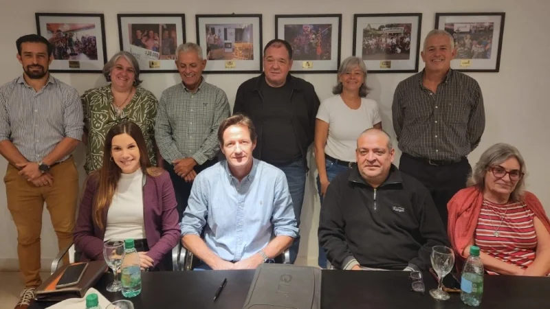 Héctor Decut junto a representantes de la Cámara de Agencieros.