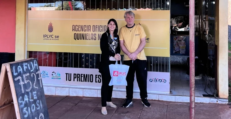 Silvana y Benjamín frente a la Agencia 396.