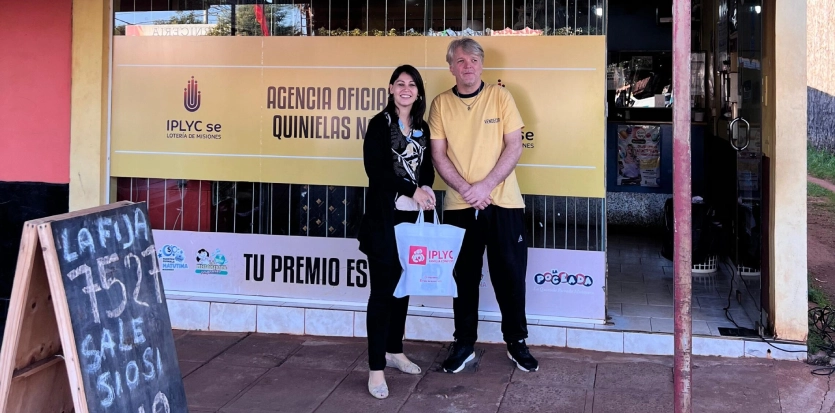 Silvana y Benjamín frente a la Agencia 396.