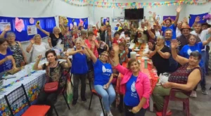 Abuelos del barrio Santa Lucía se divierten durante el Bingo del Mateando.