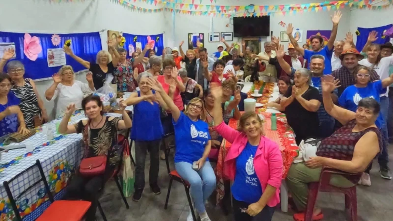 Abuelos del barrio Santa Lucía se divierten durante el Bingo del Mateando.