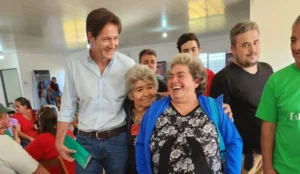 Héctor Decut con vecinas durante el operativo que brinda servicios integrales en Fachinal.