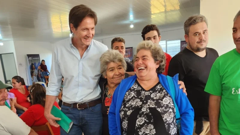 Héctor Decut con vecinas durante el operativo que brinda servicios integrales en Fachinal.
