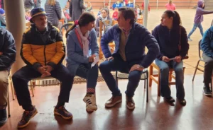 Héctor Decut charla con una Vecina durante el operativo Estamos con Vos en General Urquiza.