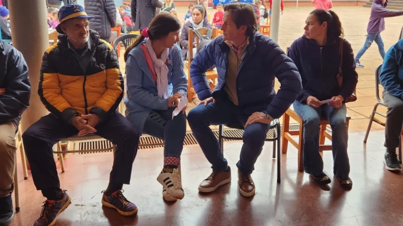 Héctor Decut charla con una Vecina durante el operativo Estamos con Vos en General Urquiza.