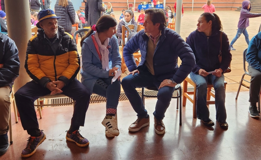 Héctor Decut charla con una Vecina durante el operativo Estamos con Vos en General Urquiza.