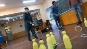 Niños aprenden sobre el cuidado del medioambiente con juego con botellas.