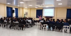 Profesionales se Juego Responsable con alumnos del Roque González durante la charla.