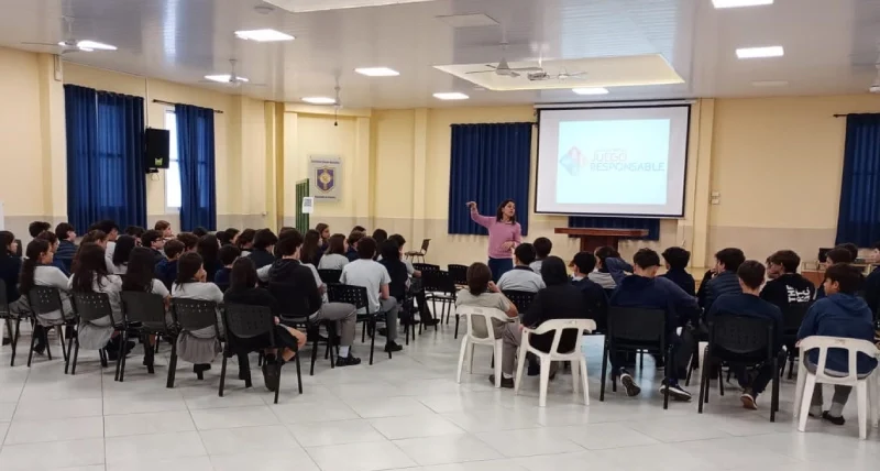 Profesionales se Juego Responsable con alumnos del Roque González durante la charla.