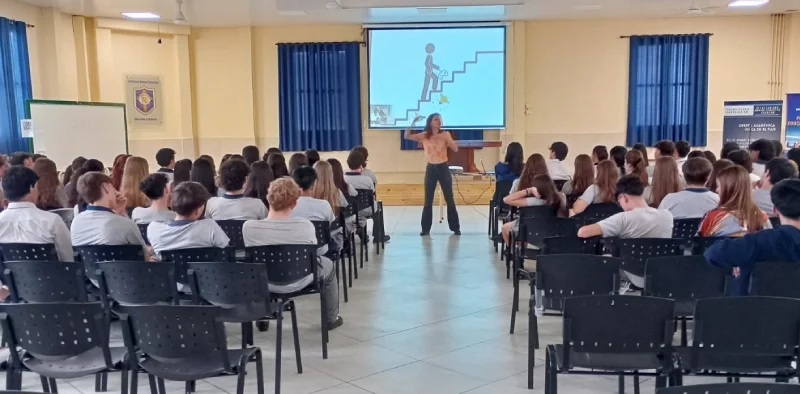 Alumnos del Roque González durante la charla de prevención de adicciones.