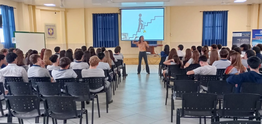 Alumnos del Roque González durante la charla de prevención de adicciones.