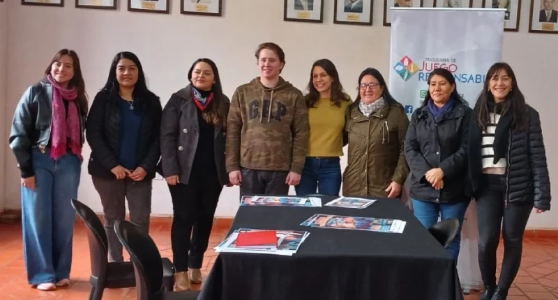 Juego Responsable y docentes en la presentación del concurso.