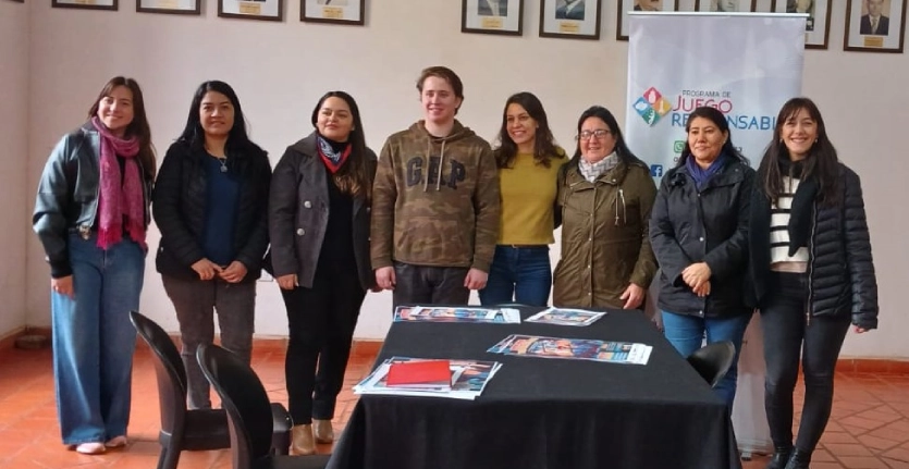Juego Responsable y docentes en la presentación del concurso.